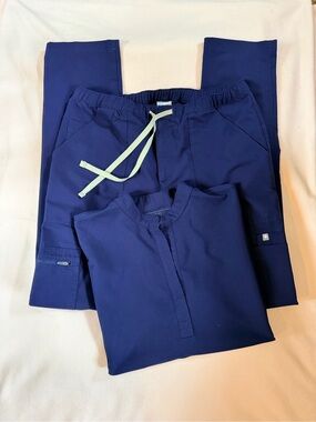 Women’s GUC FIGS scrub set in Navy. Rafaela, L and Cairo Cargo, M/T🩺💙